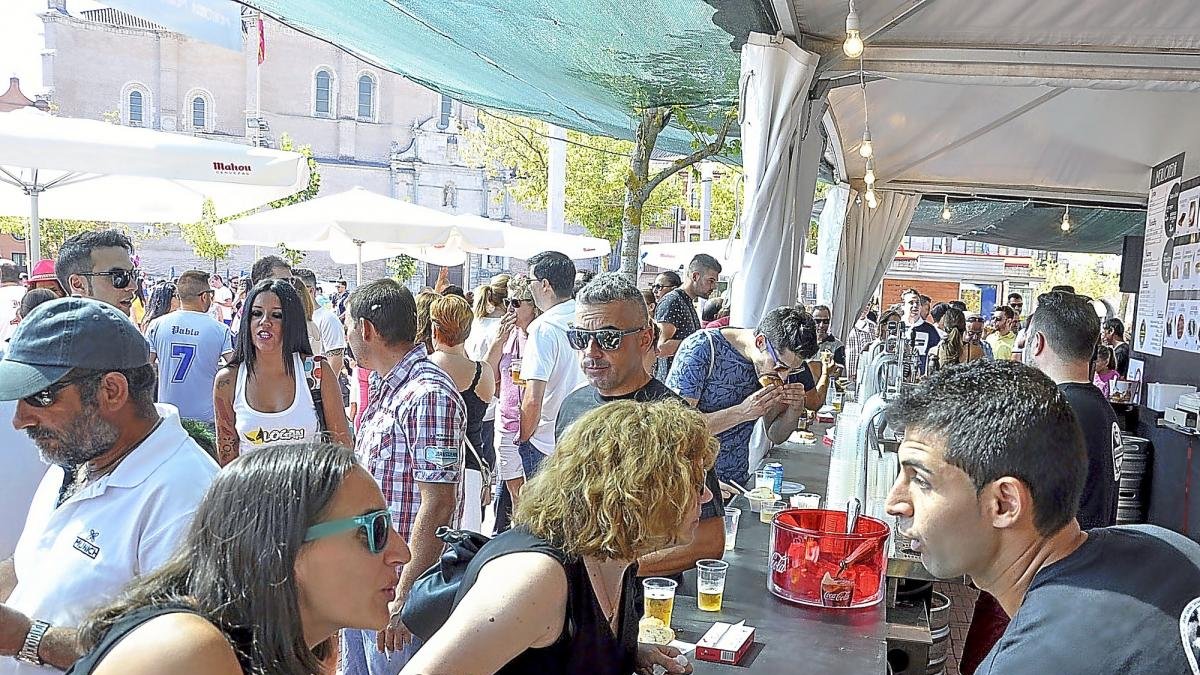 Camareros de una caseta de la Feria de Día atienden los pedidos de los clientes en la Plaza Mayor de Medina.