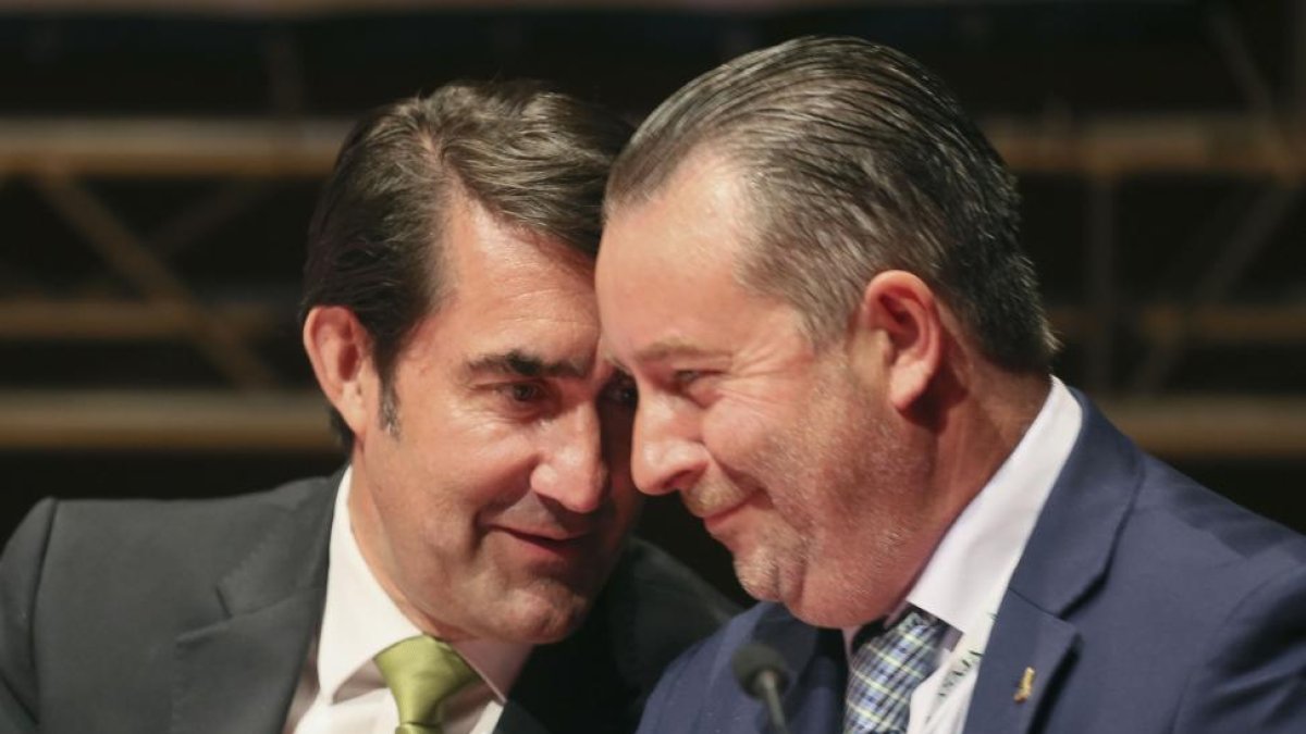 El consejero de Fomento y Medio Ambiente, Juan Carlos Suárez-Quiñones; y el presidente de Asaja, Donaciano Dujo; en el IX Congreso de Asaja Castilla y León.-ICAL