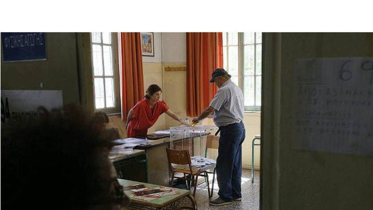 La gente espera su turno para votar durante el referéndum a Atenas.-Foto: ARMANDO BABANI / EFE