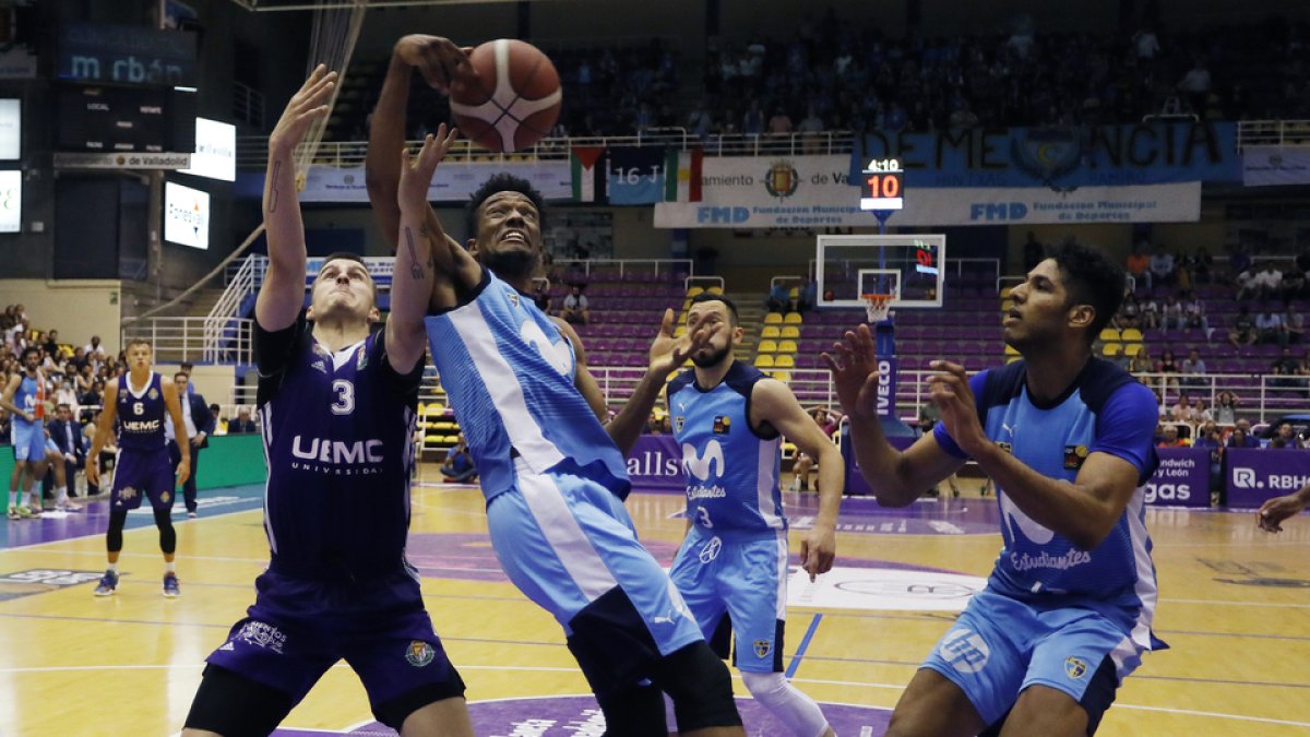 Cuarto partido de los playoffs de ascenso entre UEMC Real Valladolid y Estudiantes. / J. M. LOSTAU