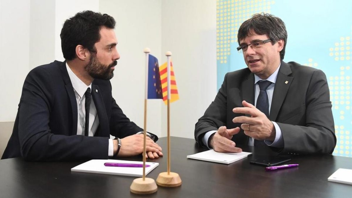 Torrent y Puigdemont, en la reunión que mantuvieron el día 24 de enero en Bruselas.-EMMANUEL DUNAND (AFP)