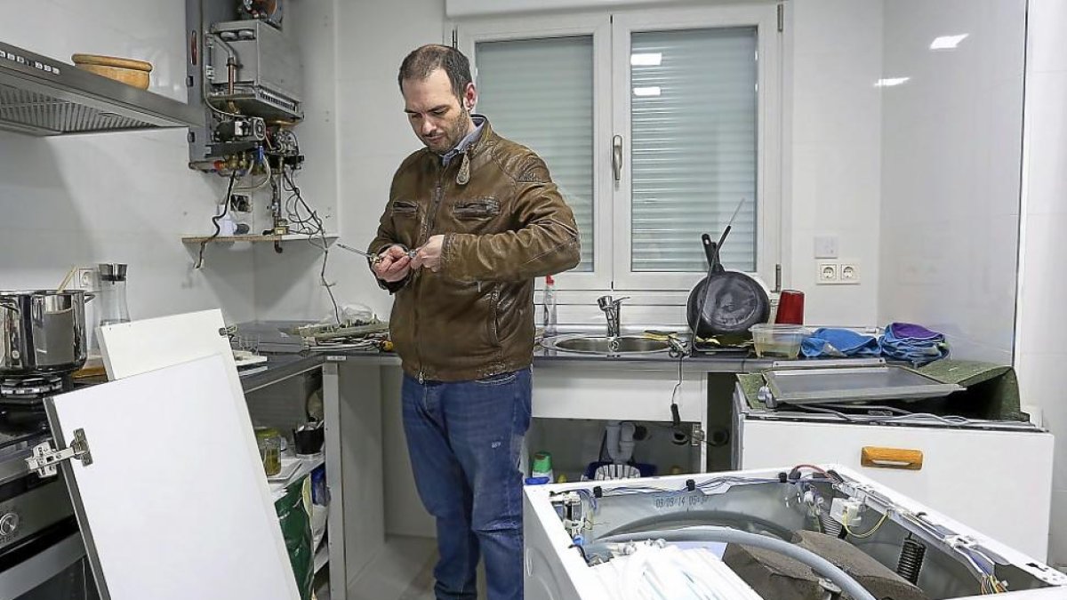 Jan muestra el estado de alguno de los electrodomésticos de su vivienda.-M.Á. SANTOS (PHOTOGENIC)