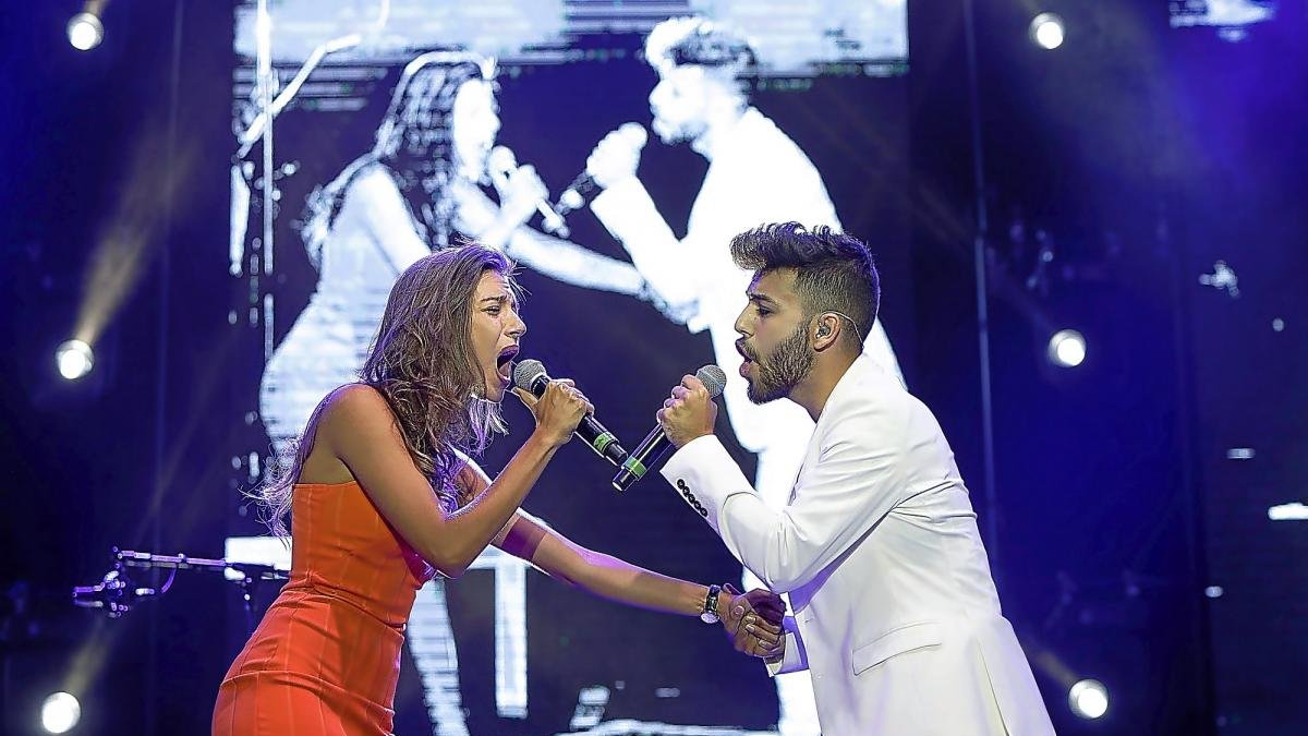 Ana Guerra y Agoney, en un momento de su actuación.-J. M. LOSTAU