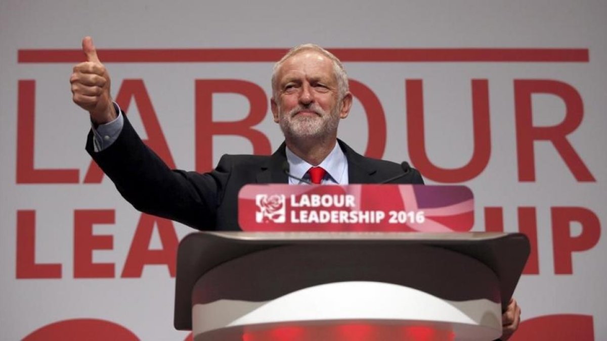 Jeremy Corbyn, tras ser reelegido como líder del Partido Laborista, en el congreso del partido en Liverpool.-REUTERS / PETER NICHOLLS