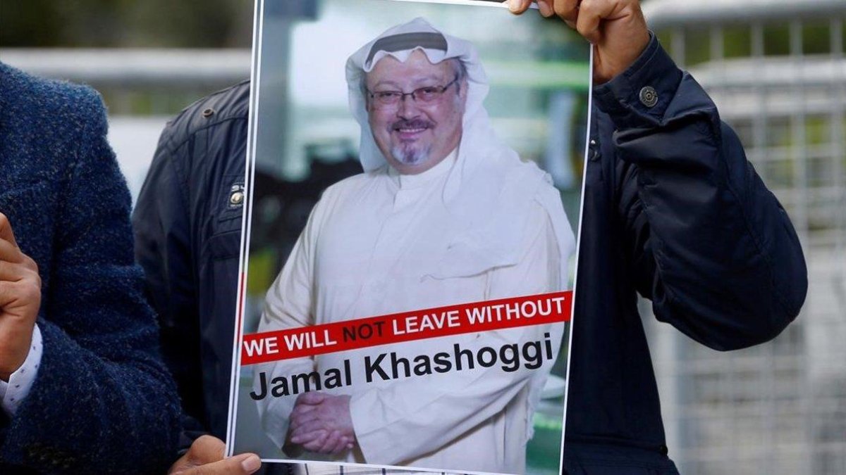 Un manifestante muestra la foto de Jamal Khashoggi en una protesta frente al consulado de Arabia Saudí en Estambul.-OSMAN ORSAL/ REUTERS