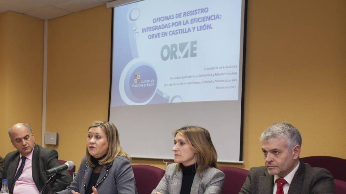 El alcalde de Ávila, Miguel Ángel García Nieto; la consejera de Hacienda, Pilar del Olmo; la viceconsejera de Función Pública y Modernización, Rocío Lucas; y el delegado territorial, Francisco José Sánchez Gómez-Ical
