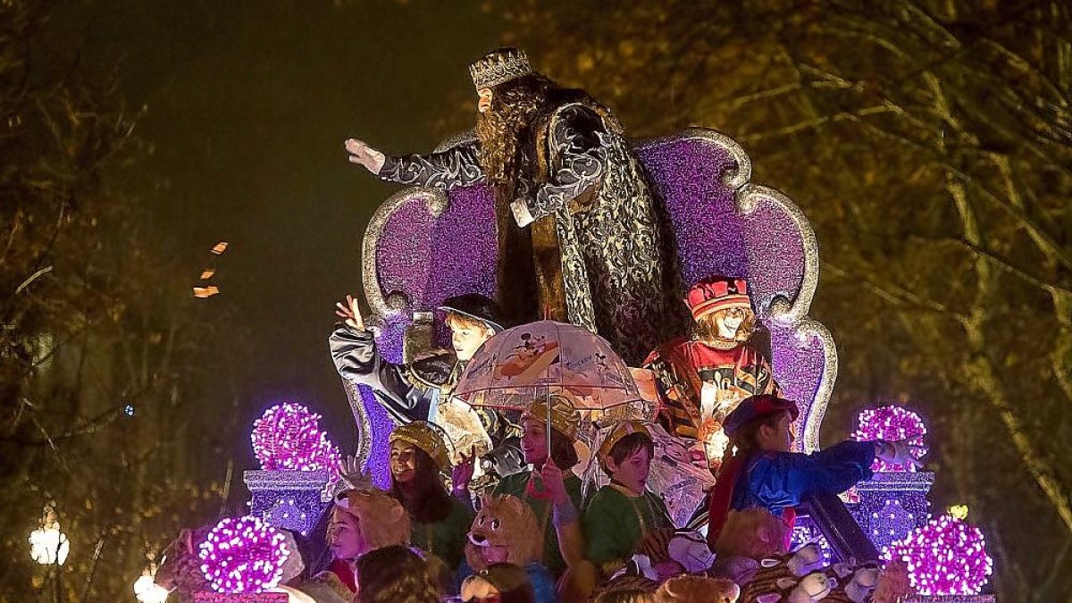 El rey Gaspar saluda desde su carroza durante la cabalgata del pasado año.-PABLO REQUEJO