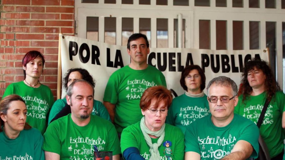 La presidenta de Fapava, María José Gómez (C), el secretario, Jesús Colás (CI), y el tesorero, Guillermo Martín (CD), anuncian el cese de actividad de la asociación ante la falta de apoyo de la Consejería de Educación-Ical