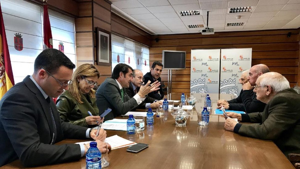 El consejero de Fomento, Juan Carlos Suárez-Quiñones, y la presidenta de la Diputación de Zamora, Mayte Martín, durante la firma del acuerdo-ICAL
