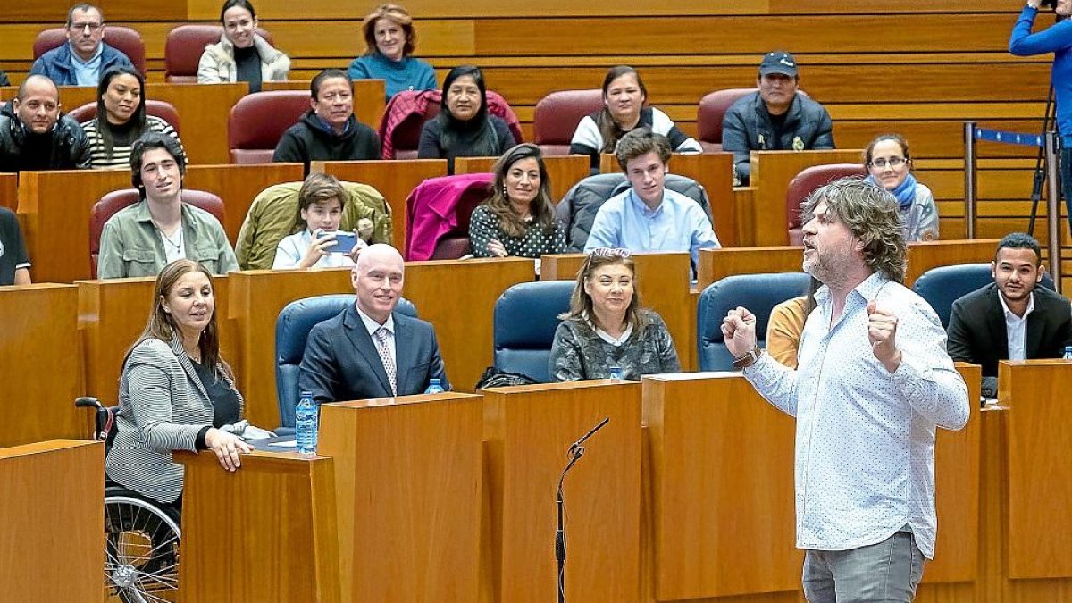 El monologista vallisoletano, Martín Luna, fue el moderador del acto celebrado en las Cortes de Castilla y León.-ICAL