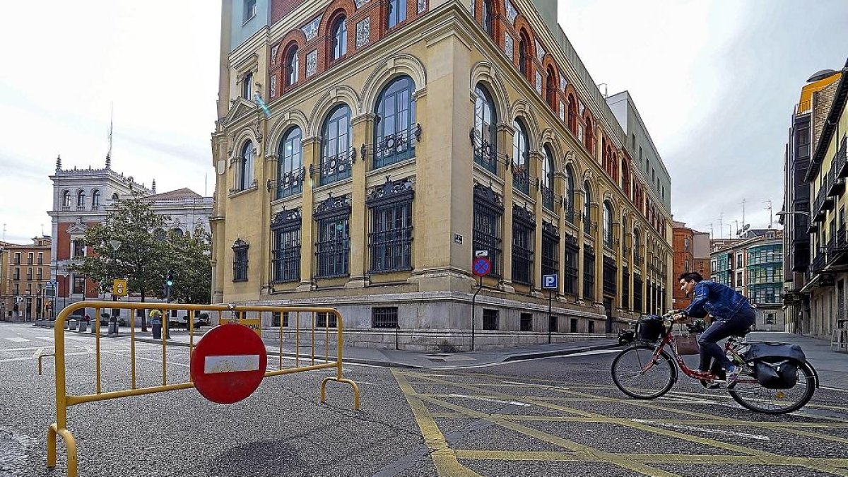 Valla que indica el corte de tráfico, a la altura de la calle Correos, por alta concentración de ozono.-M.Á. SANTOS