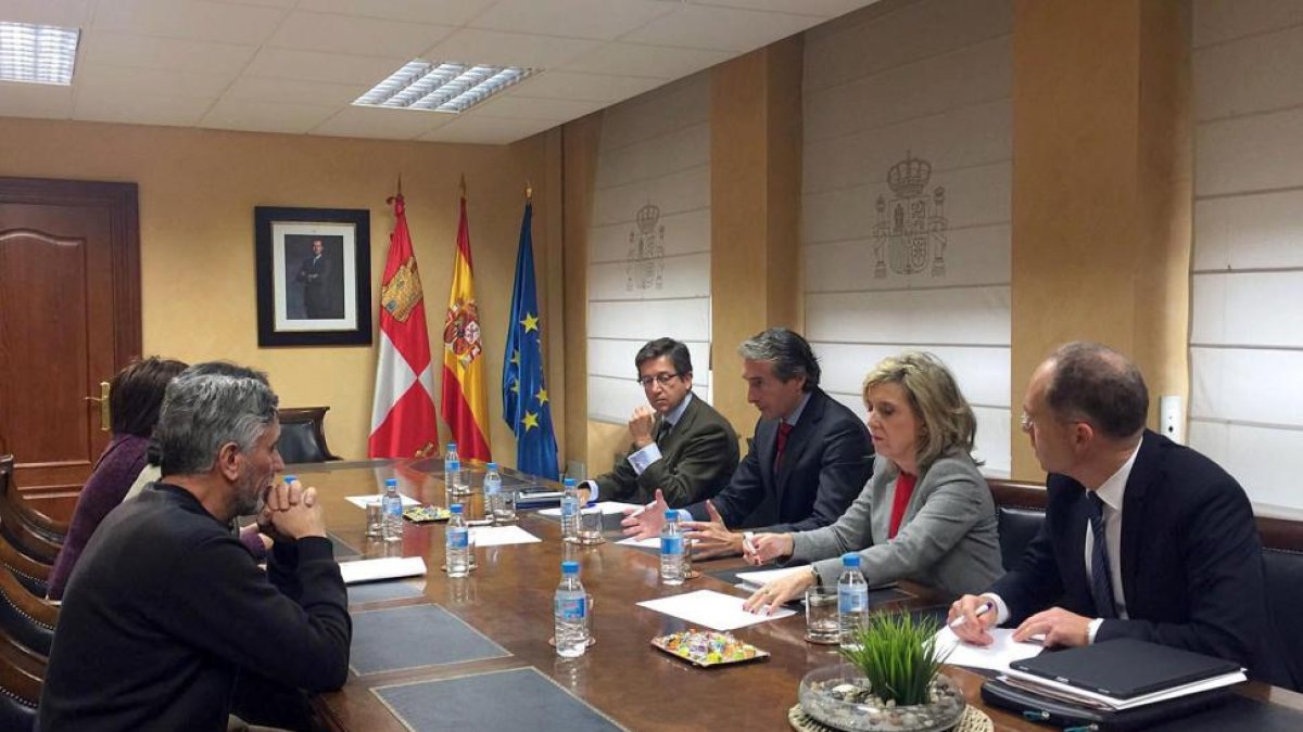 El ministro de Fomento mantiene un encuentro con los vecinos de La Pilarica en la Delegación del Gobierno.-ICAL