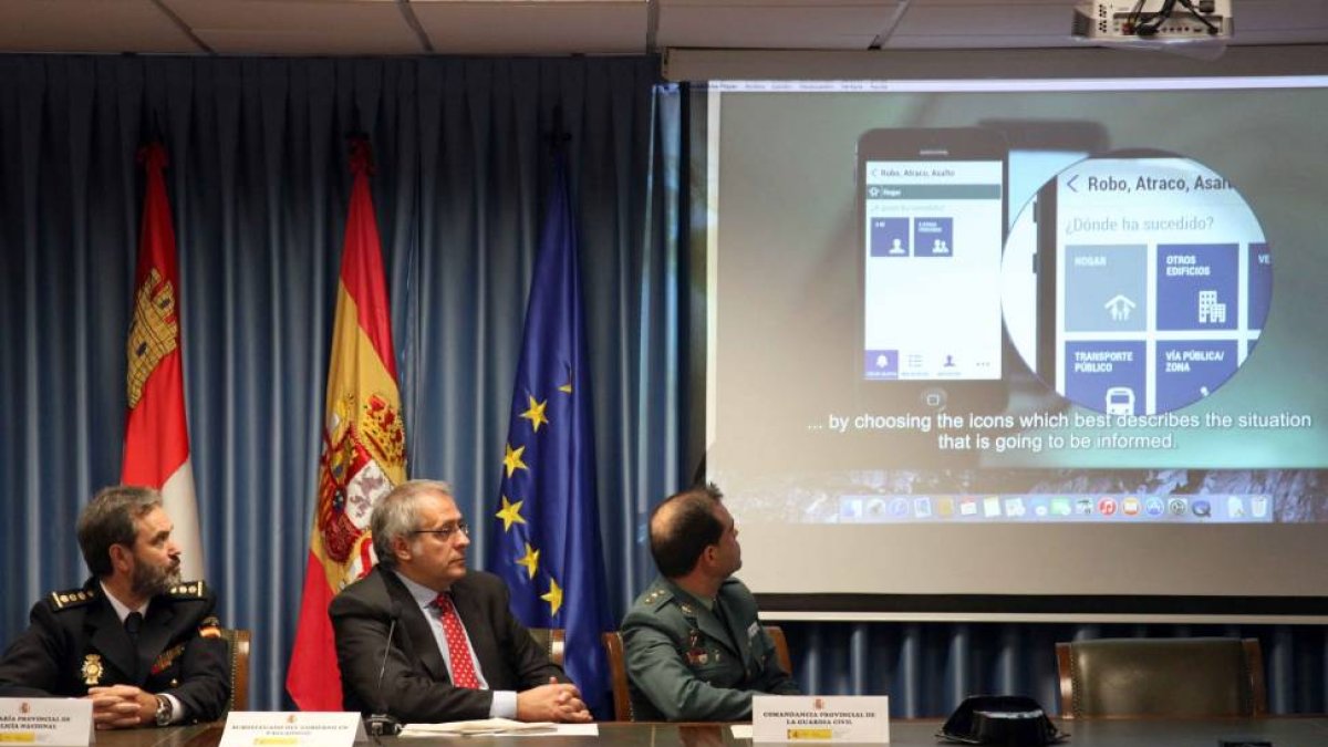 El subdelegado del Gobierno, José Antonio Martínez Bermejo; el Comisario Provincial del Cuerpo Nacional de Policía, Francisco Canedo, y teniente coronel de la Guardia Civil Javier Peña Haro, presentan 'Alertcops'-Ical