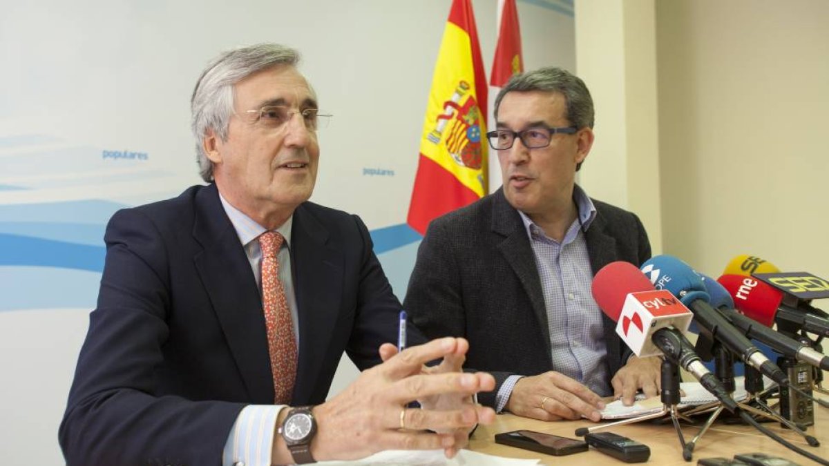 El presidente del PP de Ávila, Antolín Sanz, presenta al candidato a la Alcaldía de la capital, el subdelegado José Luis Rivas (Izq)-Ical