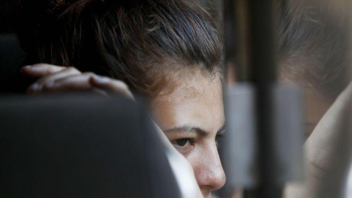 Una migrante hondurena mira por la ventana del autobus que la regresara voluntariamente a Honduras desde Tecun Uman, Guatemala.-EFE / ESTEBAN BIBA