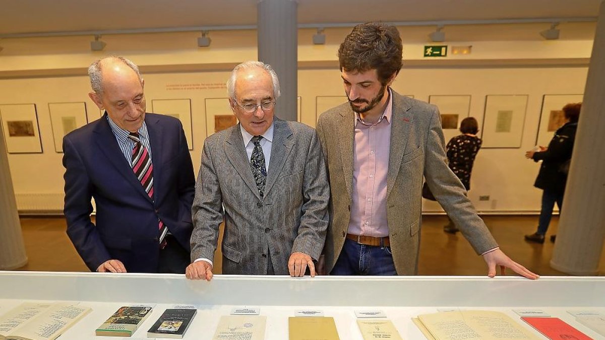 Antonio Piedra; el hijo de Leopoldo de Luis, Jorge Urrutia; y el comisario de la exposición contemplan algunas piezas.-J. M. LOSTAU