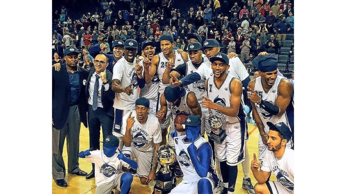 Hugo López (segundo por la izquierda) celebra el título de campeón de Canadá con los Hurricanes de Halifax.-EL MUNDO