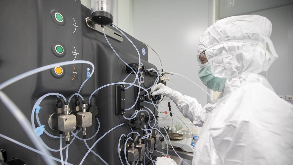 Un investigador en las instalaciones de la empresa vallisoletana 53Biologics. EL MUNDO