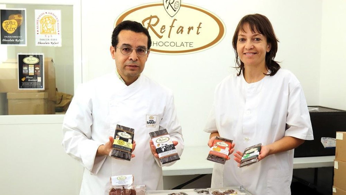José Luis Refart junto a Cruz Almaraz; juntos trabajan en el obrador.-J. L. C.