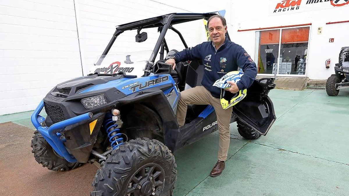 Roberto Carranza posa para ELMUNDO en las instalaciones de Motoextremo junto a un ‘buggy’ similar al que tendrá durante su participación en el Dakar.-J. M. LOSTAU