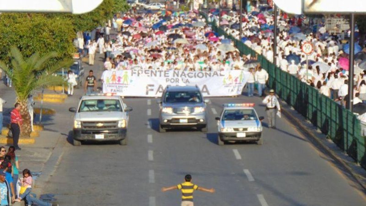 Un niño se para ante una manifestación contra los matrimonios homosexuales en Celaya, México, el pasado sábado.-MANUEL RODRÍGUEZ