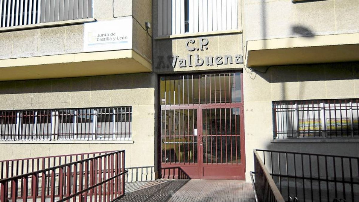 Fachada del colegio Antonio Valbuena de León, cuyo Ampa denunció el incidente ante la DelegacióN-EFE