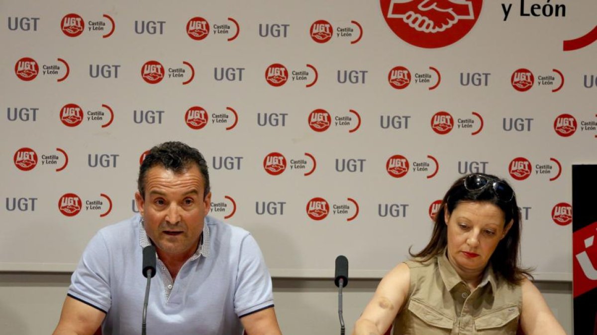 La responsable federal del sindicato de Justicia de UGT, Victoria Carrero, y el regional, Carlos García, ofrecen una rueda de prensa sobre esta materia-ICAL