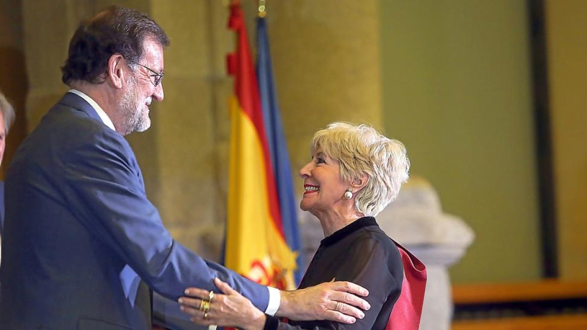 El presidente del Gobierno, Mariano Rajoy, ayer junto a Concha Velasco.-ICAL