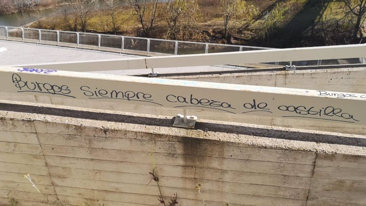 Una de las pintadas realizadas por los menores.- E.P.
