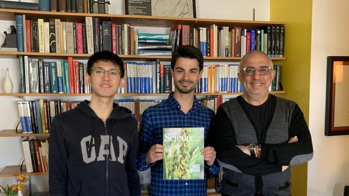 Juan del Pozo sostiene el ejemplar de ‘Science’ flanqueado por su compañero Shaochen Zhang y el profesor Amir H. Hoveyda.-E. M.