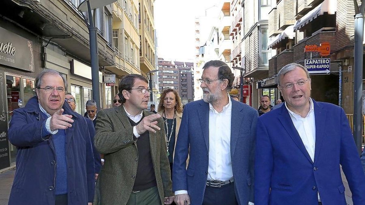 Mariano Rajoy pasea por León acompañado de Juan Vicente Herrera, Alfonso Fernández Mañueco y Antonio Silván.-ICAL