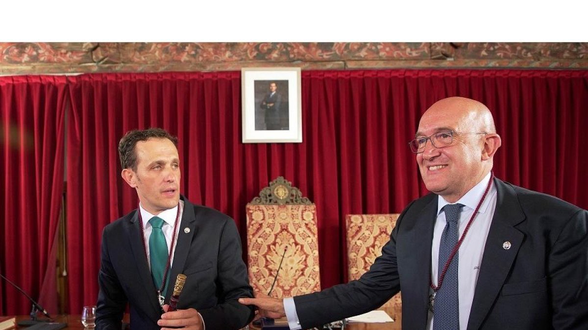 Conrado Íscar y Jesús Julio Carnero, el día de la toma de posesión del primero como presidente de la Diputación de Valladolid. J. M. LOSTAU