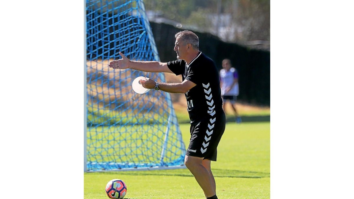 Paco Herrera da instrucciones durante un entrenamiento de esta temporada.-PHOTOGENIC
