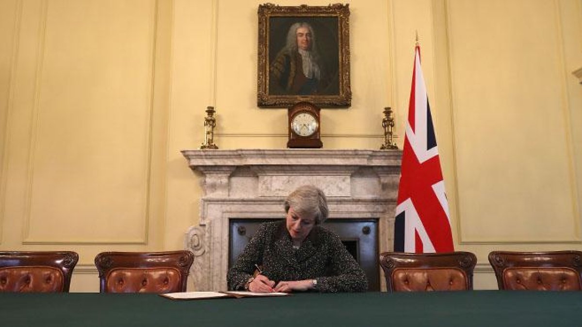 Theresa May notifica por carta a la UE el inicio del Brexit.-