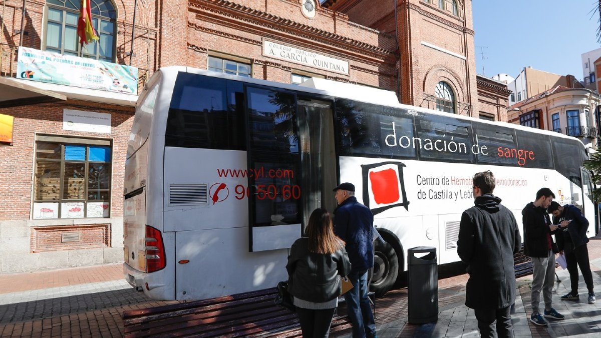 Punto móvil de donación de Sangre en Valladolid en una imagen de archivo.- J.M.LOSTAU