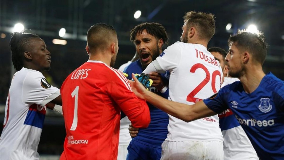 Los jugadores del Everton y del Lyón se enfrentan en Goodison Park.-REUTERS / ANDREW YATES