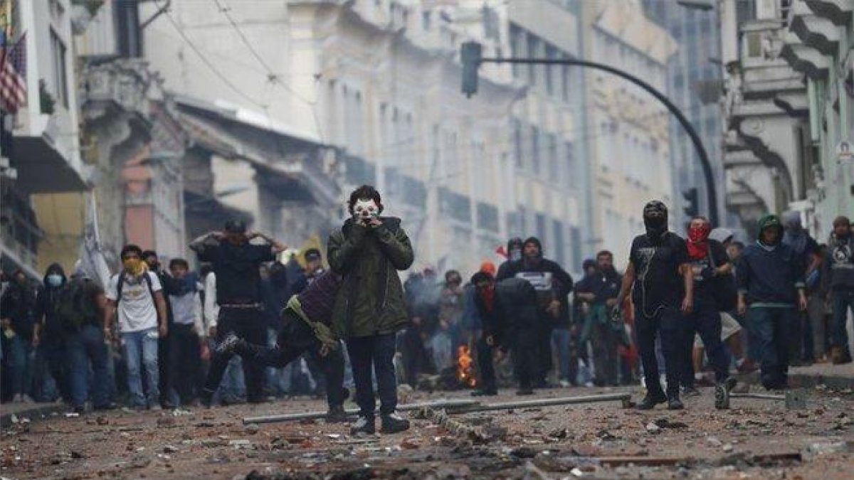 Aumenta los actos violentos durante las protestas en Ecuador.-AP