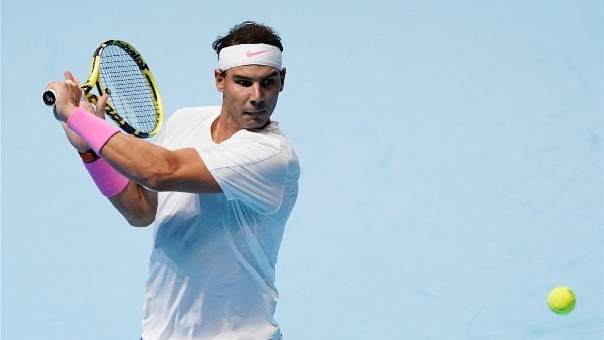 Rafael Nadal devuelve una bola de revés a Stefanos Tsitsipas.-EFE
