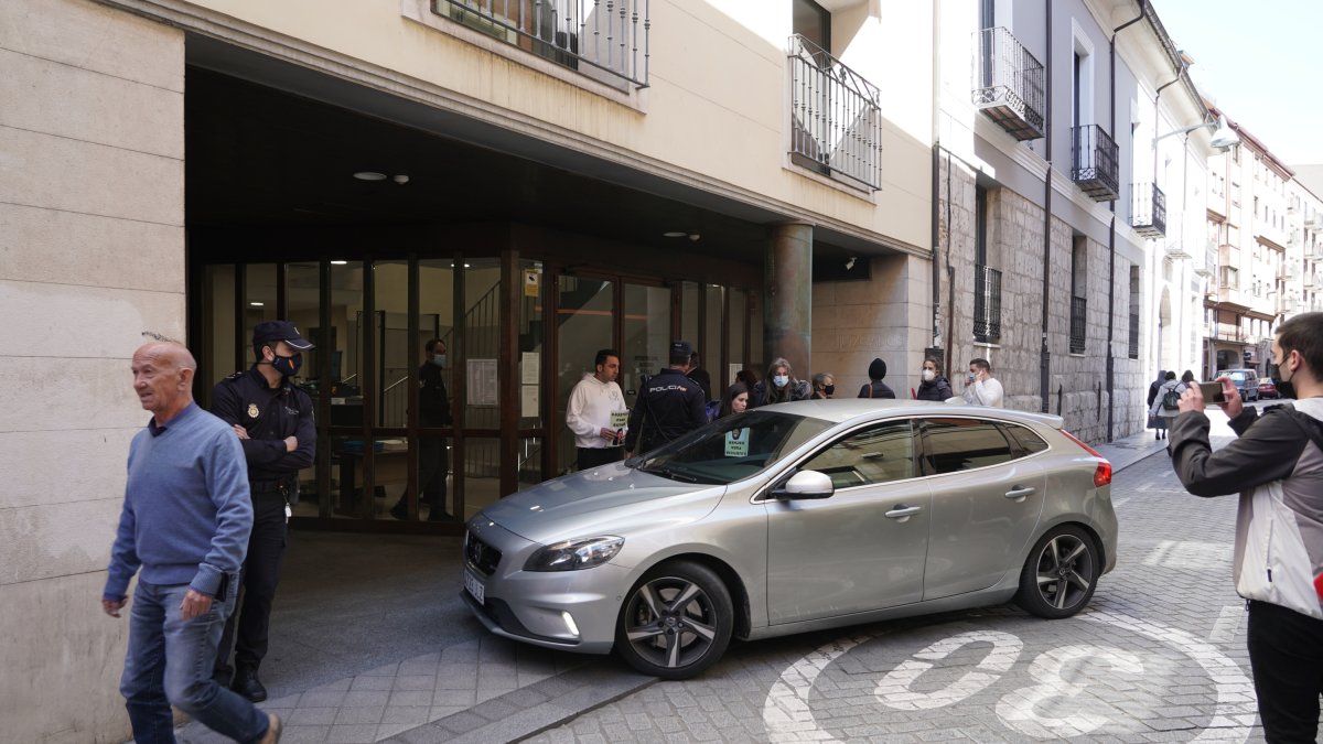 Llegada de Óscar a los juzgados del Volvo con los cristales tintado, en le que se observa al prima increpándole. ICAL.