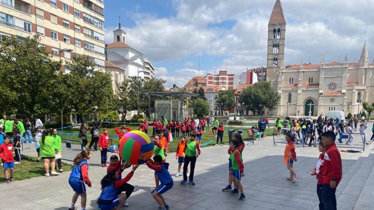 Una imagen de las actividades desarrolladas en el Portugalete a los pies de la catedral en el IX Día de la Educación Física en la calle. / G. VELASCO