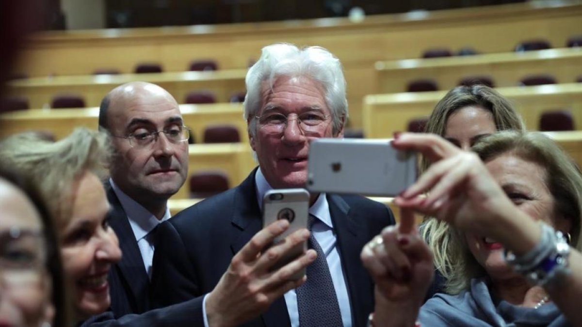 Richard Gere tomándose fotos con representantes del Senado el pasado miércoles, 13 de diciembre-ZIPI (EFE)