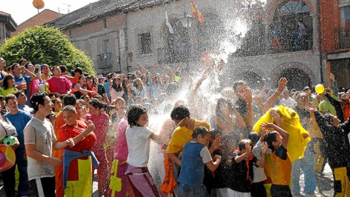 Un grupo de vecinos disfruta del pistoletazo de salida de las fiestas.-El Mundo
