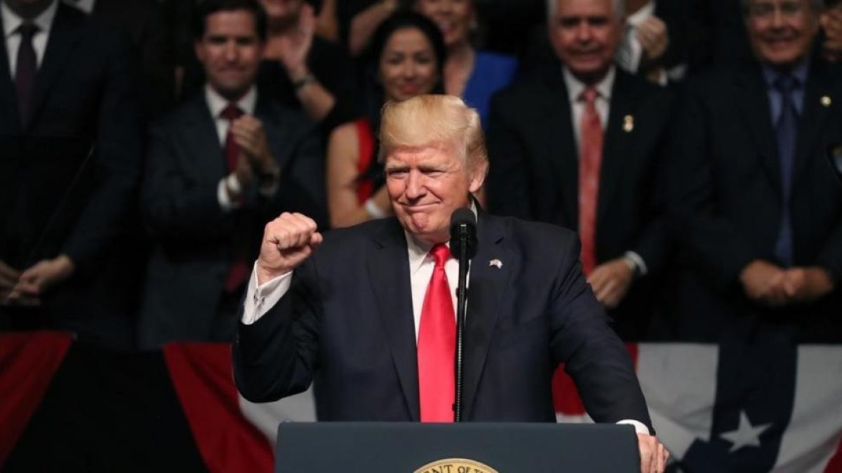 El presidente Donald Trump durante su discurso en Miami.-AFP / JOE RAEDLE