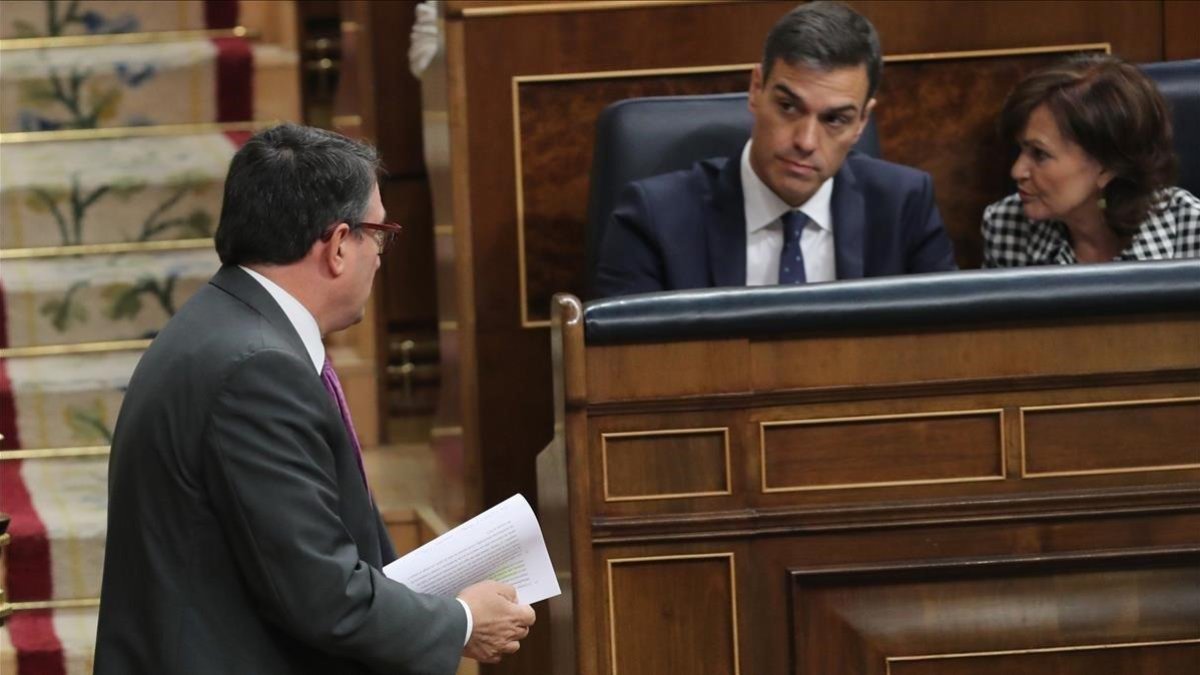 Sánchez observa a Aitor Esteban en el Congreso-DAVID CASTRO