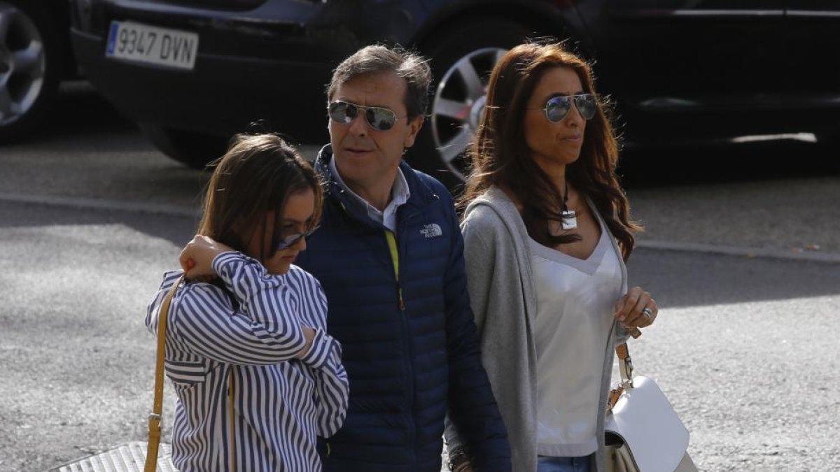 Paco González junto a su familia a su llegada a la Audiencia-Javier Cuesta