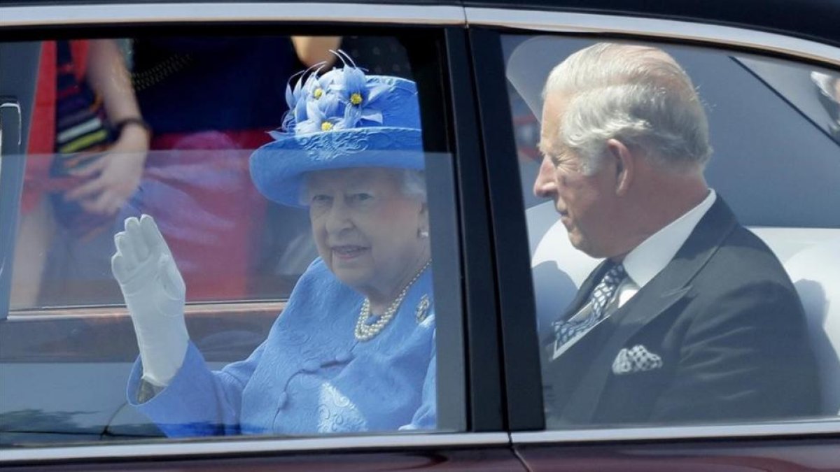 La reina Isabel II se dirige al Parlamento de Londres junto a su hijo el príncipe Carlos.-FRANK AUGSTEIN