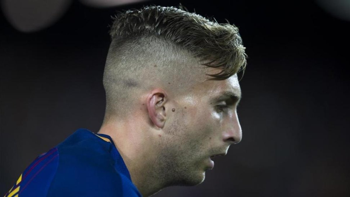 Deulofeu se prepara para lanzar un córner en el Barça-Eibar en el Camp Nou.-JORDI COTRINA