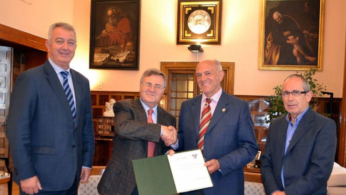 Los presidentes de las diputaciones de Ávila y Toledo, Agustín González y Arturo García-Tizón respectivamente, firman un convenio de colaboración para mejorar la raza avileña negra ibérica-Ical