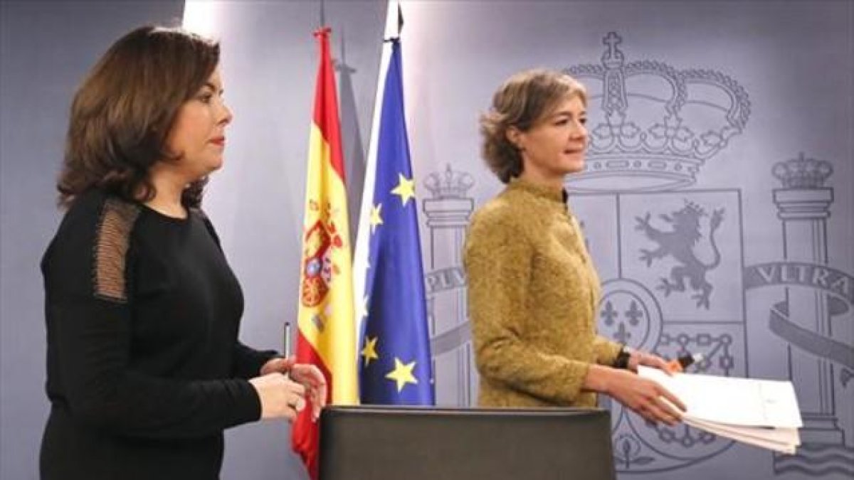 Soraya Sáenz de Santamaría, vicepresidenta en funciones, e Isabel García Tejerina, ministra de Agricultura en funciones, el pasado mes de enero en la Moncloa.-JOSÉ MANUEL PRATS