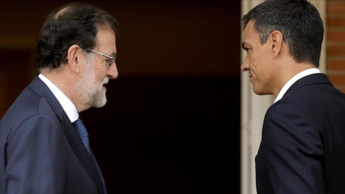 Mariano Rajoy y Pedro Sánchez, el 7 de septiembre en la Moncloa, para hablar del desafío soberanista catalán.-JOSE LUIS ROCA